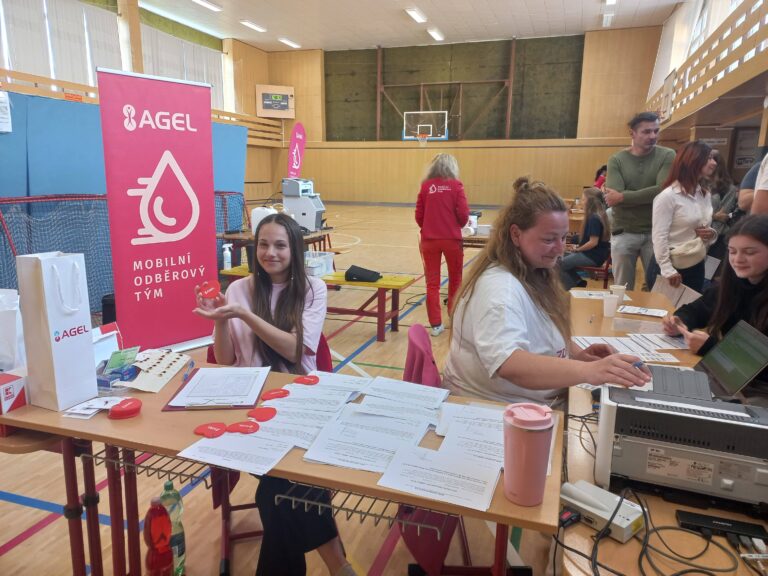 Mobilní centrum pro darování krve zahájilo činnost na gymnáziu