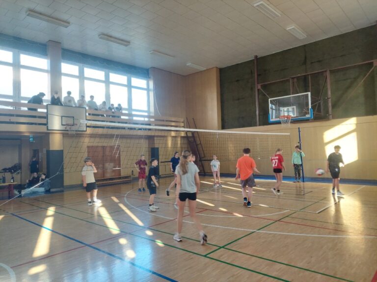 Nižší gymnázium soutěžilo v přehazované