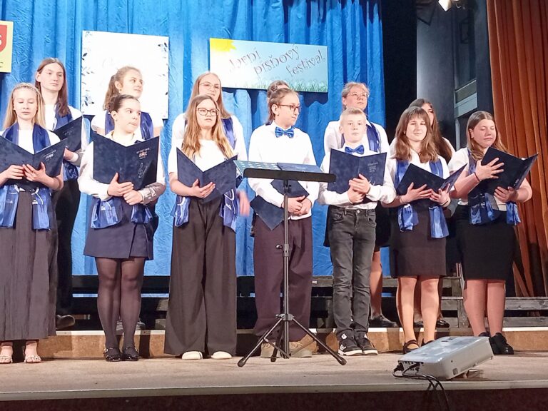 Pěvecký sbor nižšího gymnázia opět vystoupil na Jarním písňovém festivalu v Bílovci